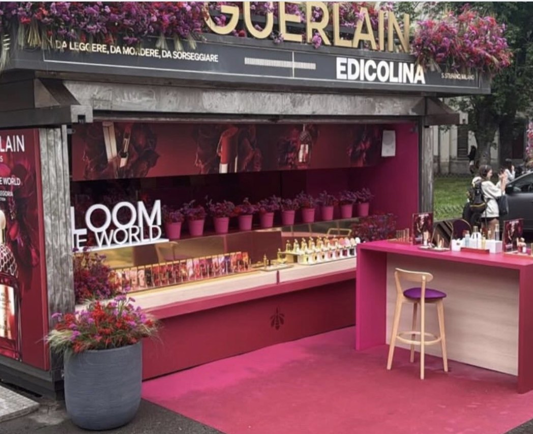 L'Edicolina allestita da Guerlain con il bancone rosa e la collezione Aqua Allegoria