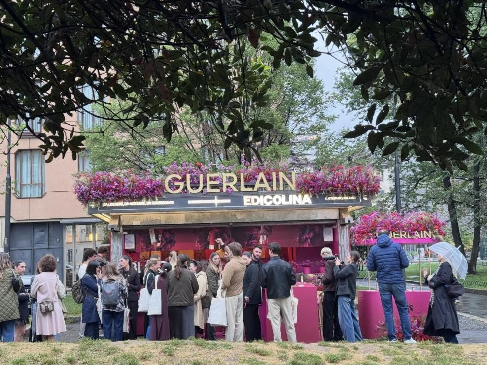 Folla davanti all'Edicolina allestita da Guerlain