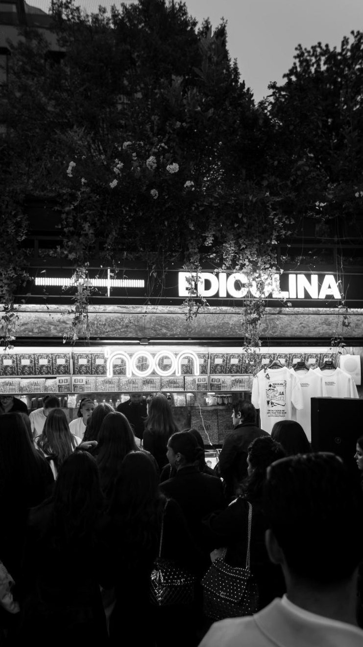 L'insegna Edicolina di notte durante l'evento noon