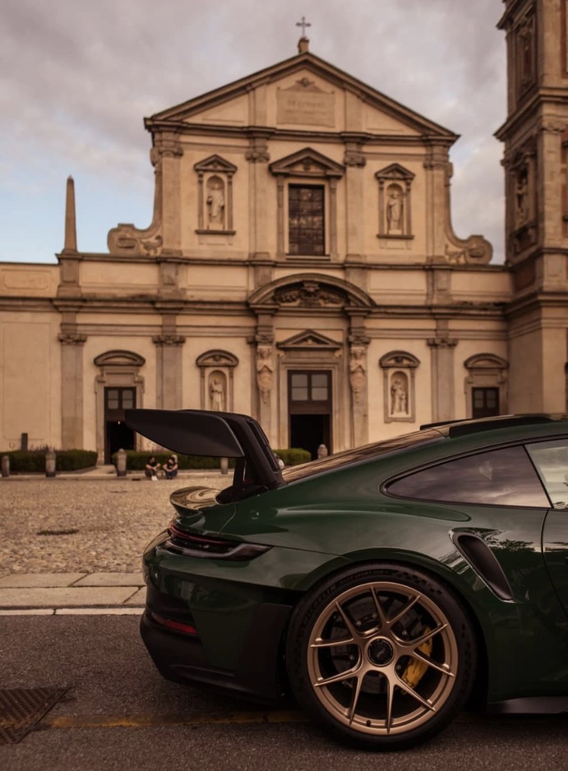 Una Porsche verde davanti alla basilica di Santo Stefano Maggiore